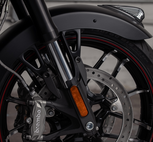 ÖVERLÄGSET FÄSTE - OÖVERTRÄFFAD BROMSSTRÄCKA